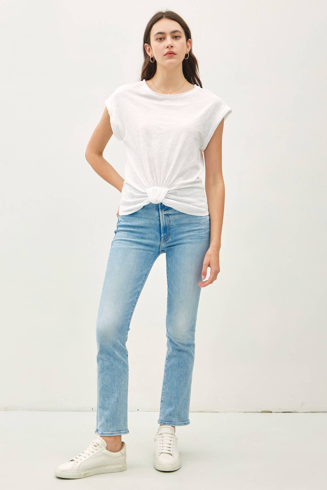 WHITE FRONT KNOT ROLLED CAP SLEEVE TEE