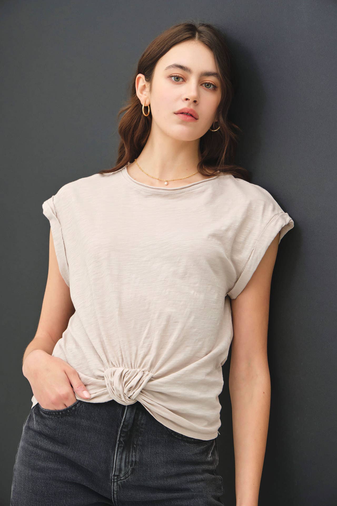 KHAKI FRONT KNOT ROLLED CAP SLEEVE TEE
